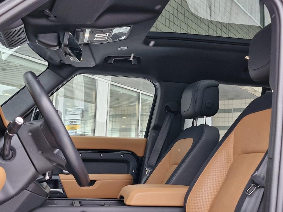 Land Rover Defender 2024