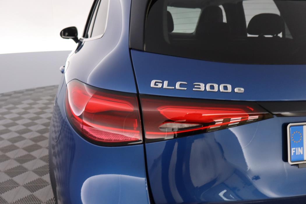 MERCEDES-BENZ GLC 2023