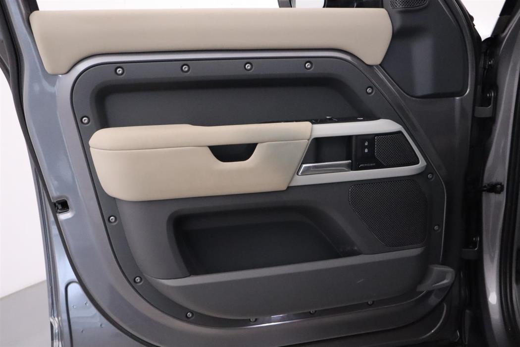 Land Rover Defender 2022