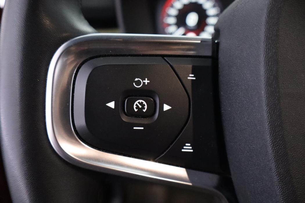 VOLVO XC40 2023