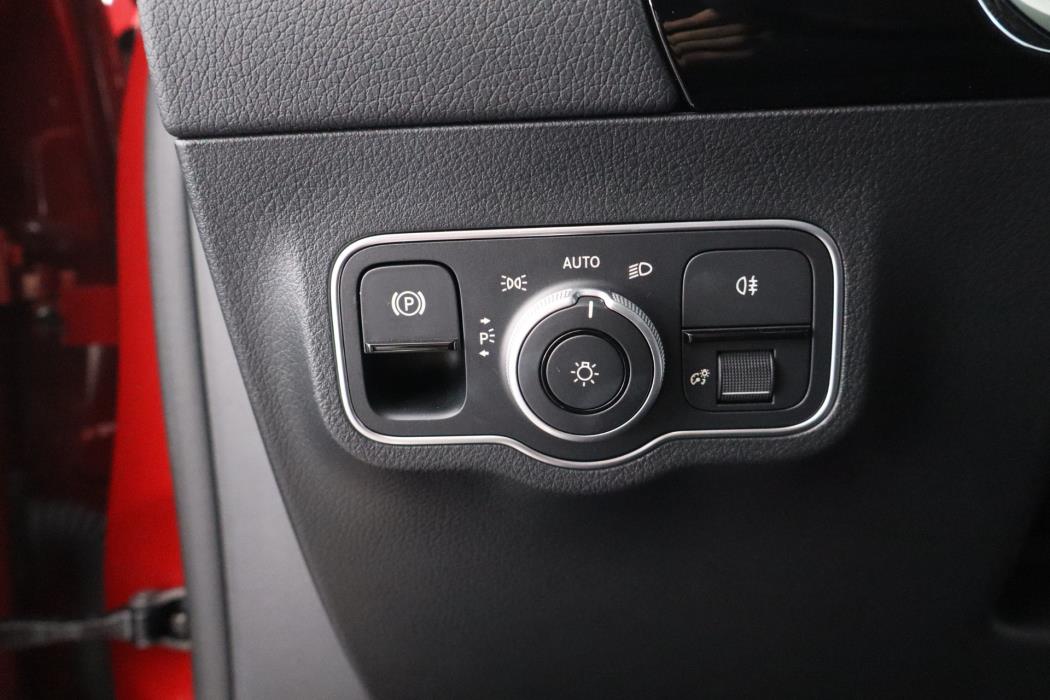 MERCEDES-BENZ EQA 2024