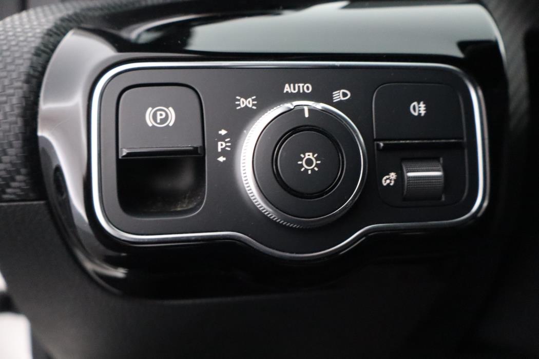 MERCEDES-BENZ A 2021