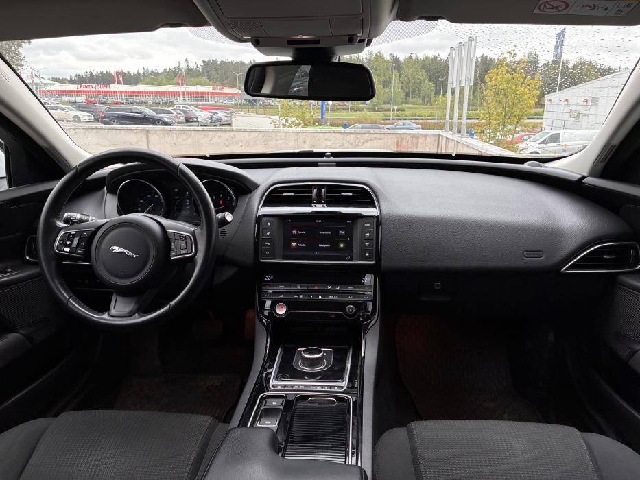 Jaguar XE 2018