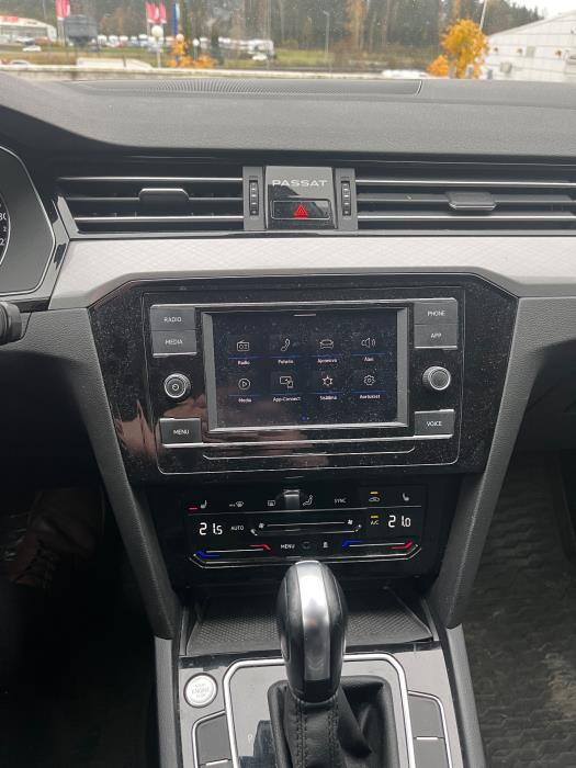 VOLKSWAGEN PASSAT 2023