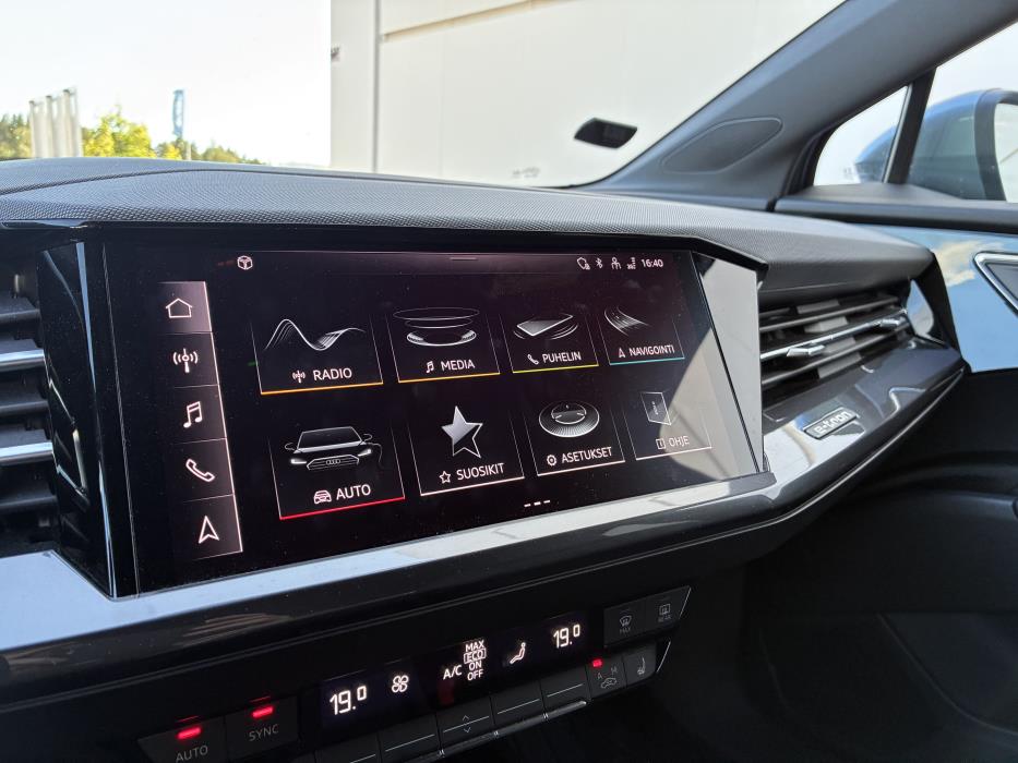AUDI Q4 e-tron 2022