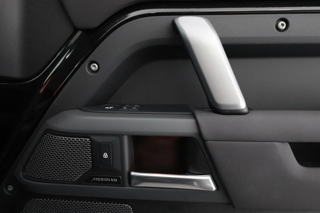Land Rover Defender 2022
