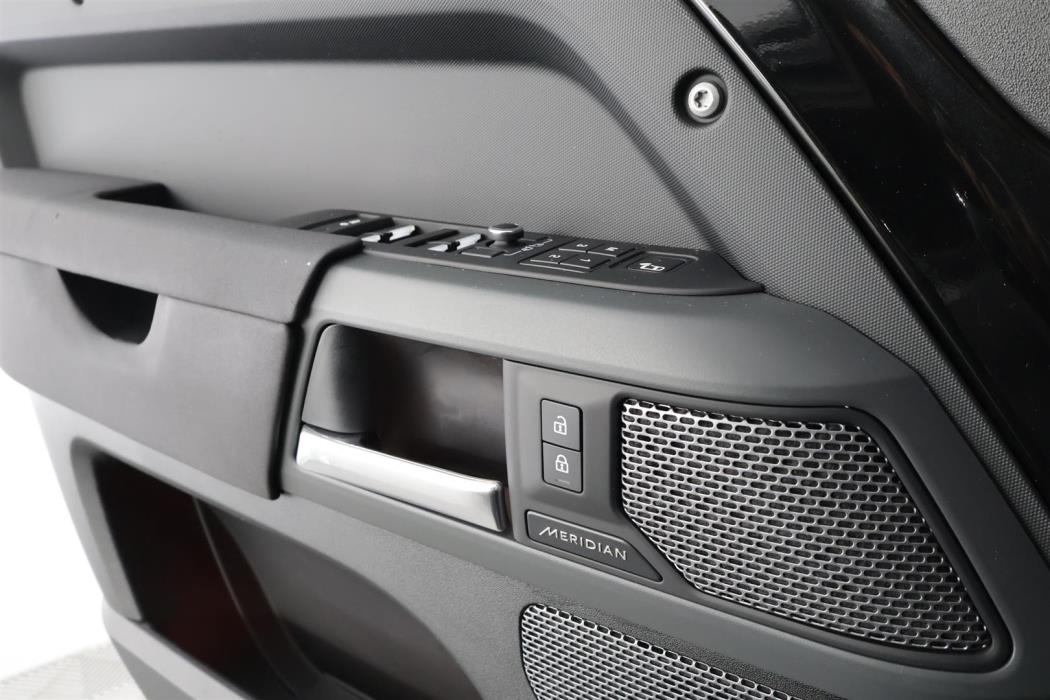 Land Rover Defender 2022