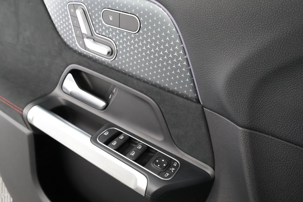 Mercedes-Benz EQB 2025