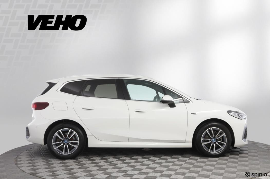 BMW 225 2023