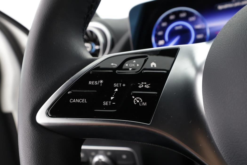 MERCEDES-BENZ EQA 2025