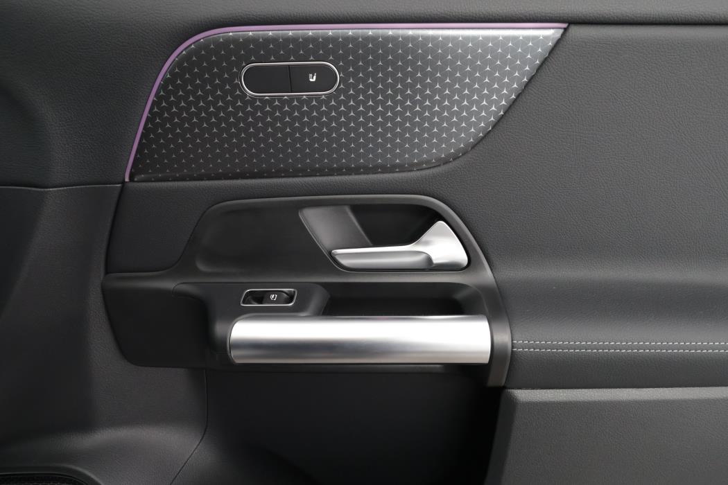MERCEDES-BENZ EQA 2025