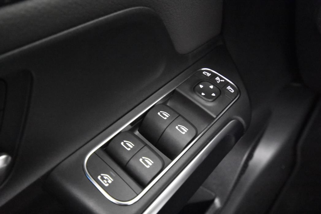 Mercedes-Benz EQB 2025