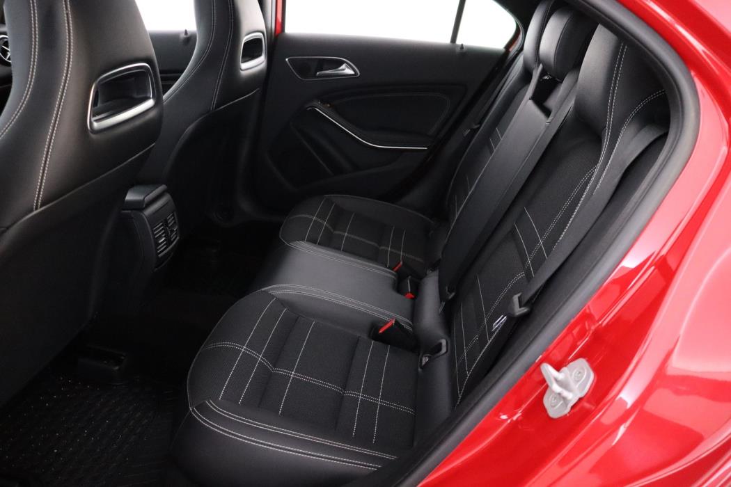 MERCEDES-BENZ A 2015