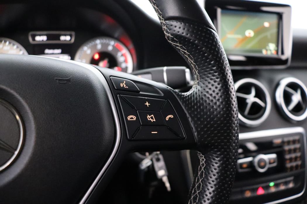 MERCEDES-BENZ A 2015