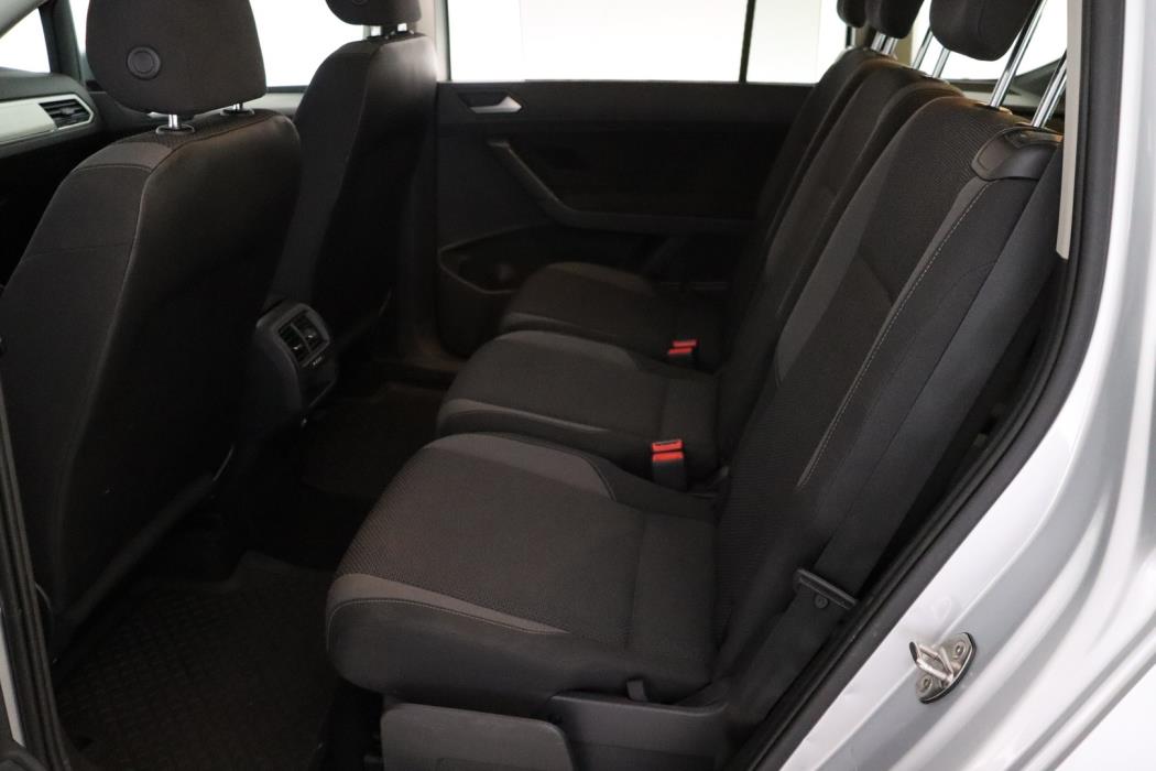 VOLKSWAGEN Touran 2016