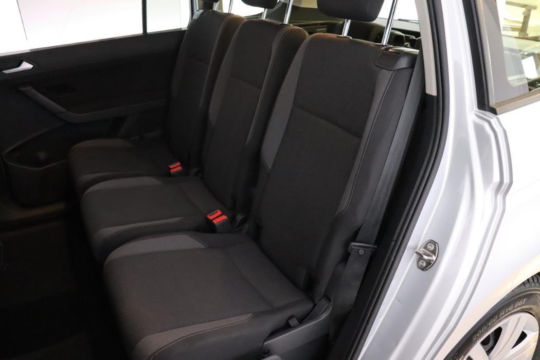 VOLKSWAGEN Touran 2016