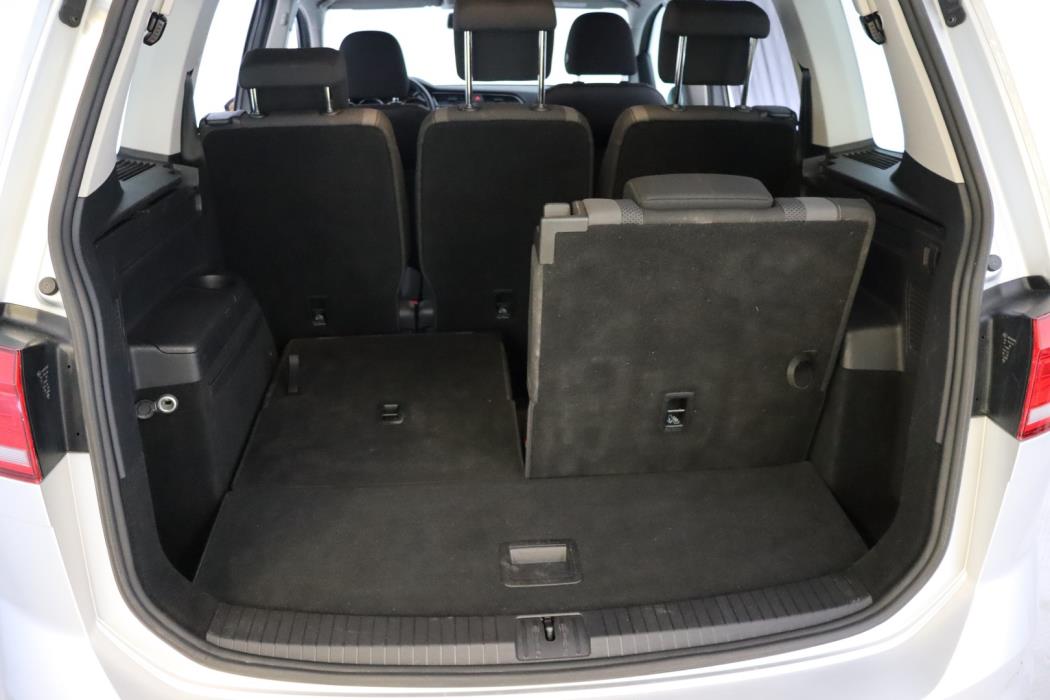 VOLKSWAGEN Touran 2016