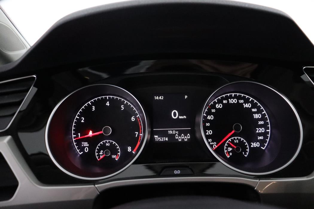 VOLKSWAGEN Touran 2016