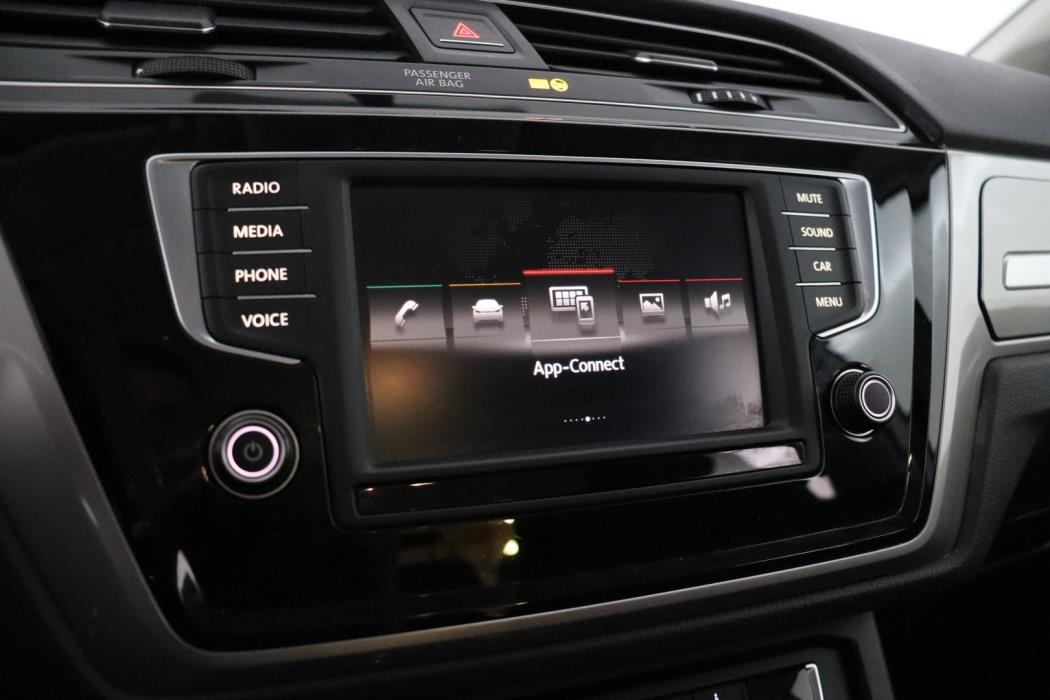 VOLKSWAGEN Touran 2016