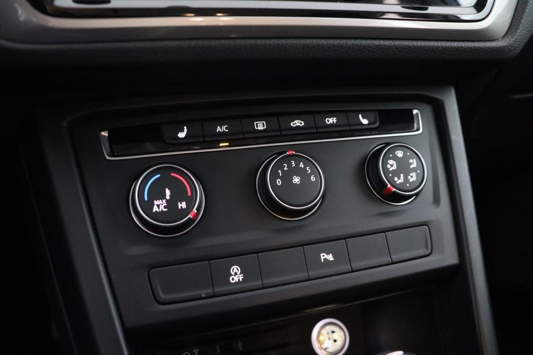 VOLKSWAGEN Touran 2016