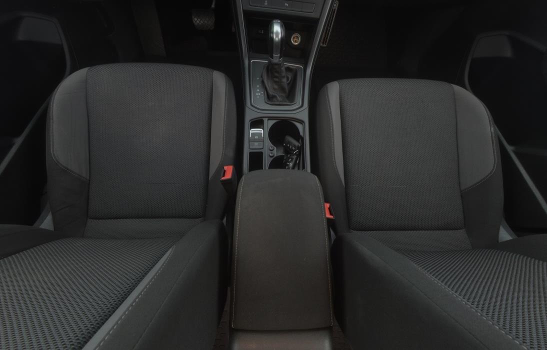 VOLKSWAGEN Touran 2016