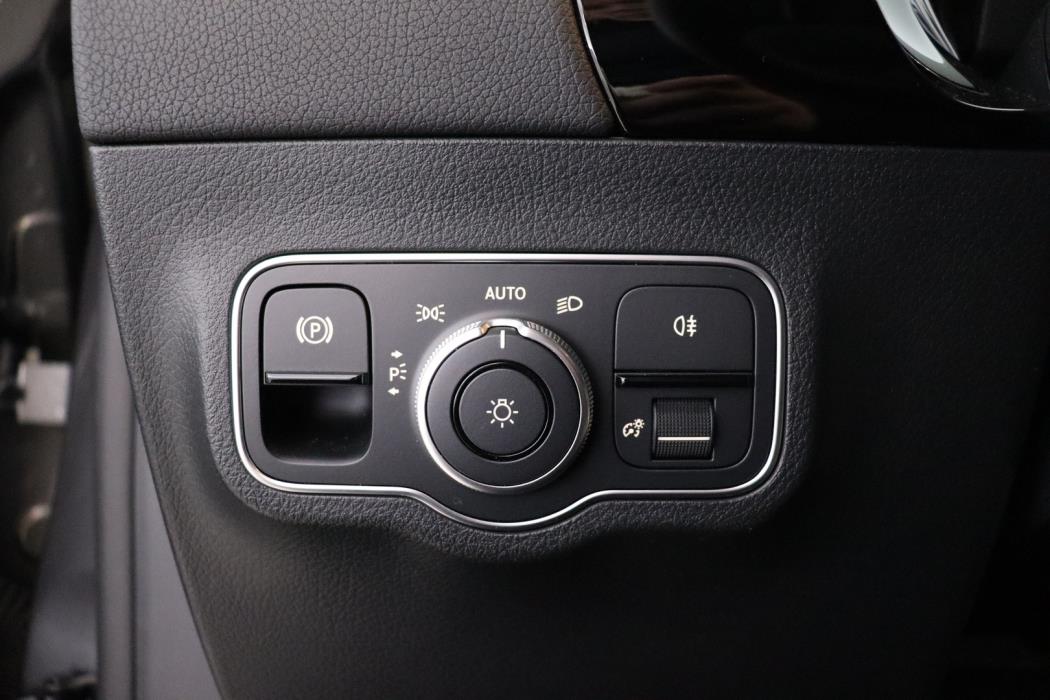 MERCEDES-BENZ EQA 2023