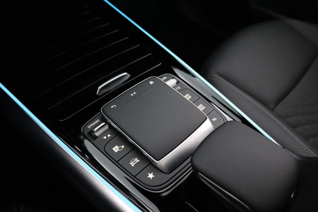 MERCEDES-BENZ EQA 2023