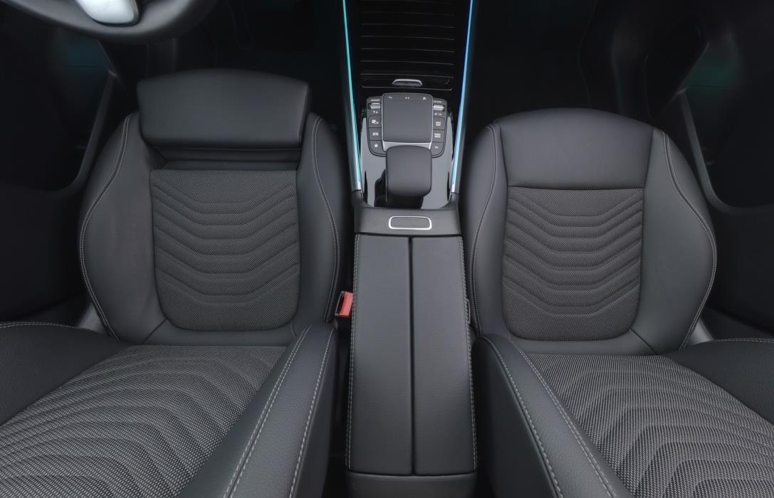 MERCEDES-BENZ EQA 2023