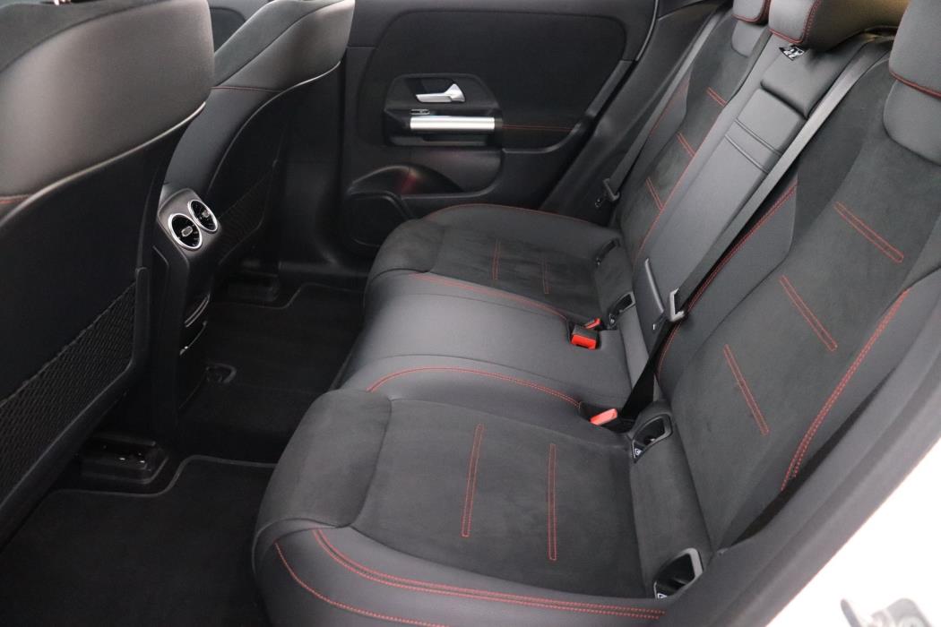 MERCEDES-BENZ EQA 2024