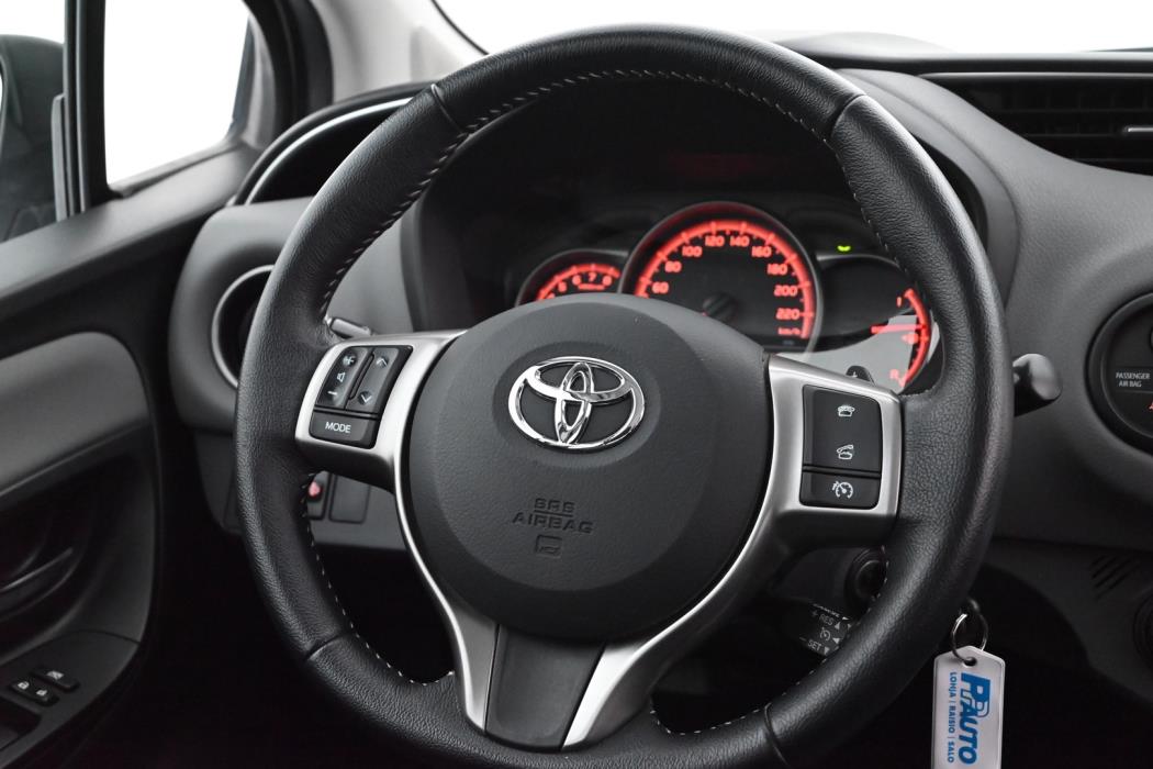 TOYOTA Yaris 2015
