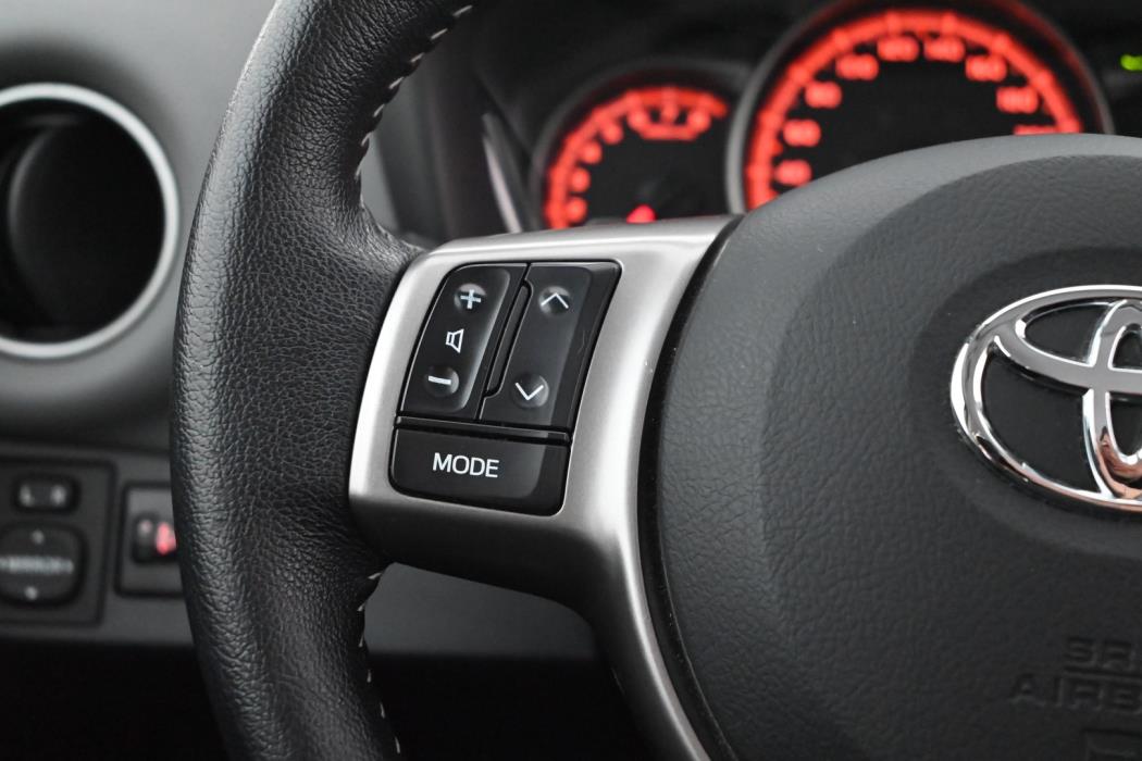 TOYOTA Yaris 2015