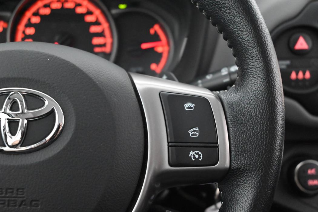 TOYOTA Yaris 2015