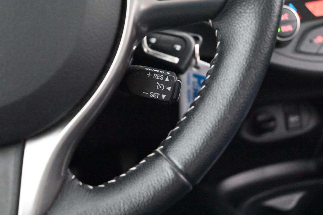 TOYOTA Yaris 2015