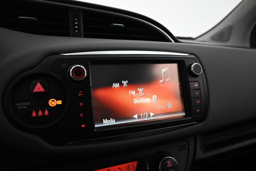 TOYOTA Yaris 2015