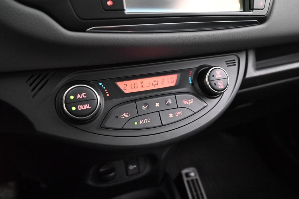 TOYOTA Yaris 2015