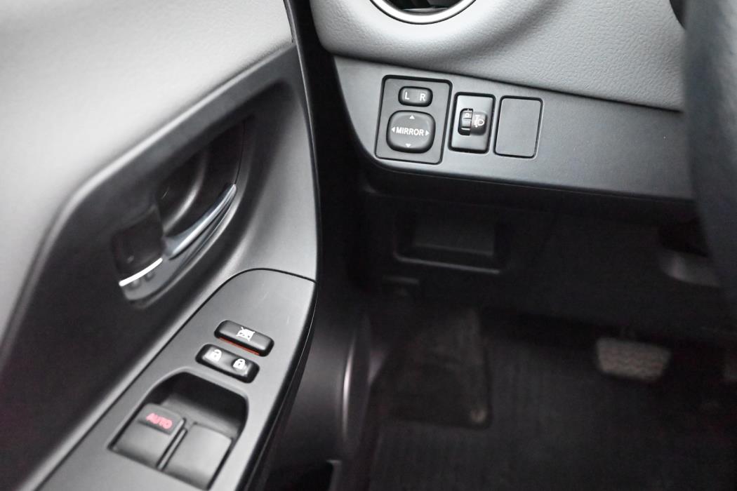 TOYOTA Yaris 2015