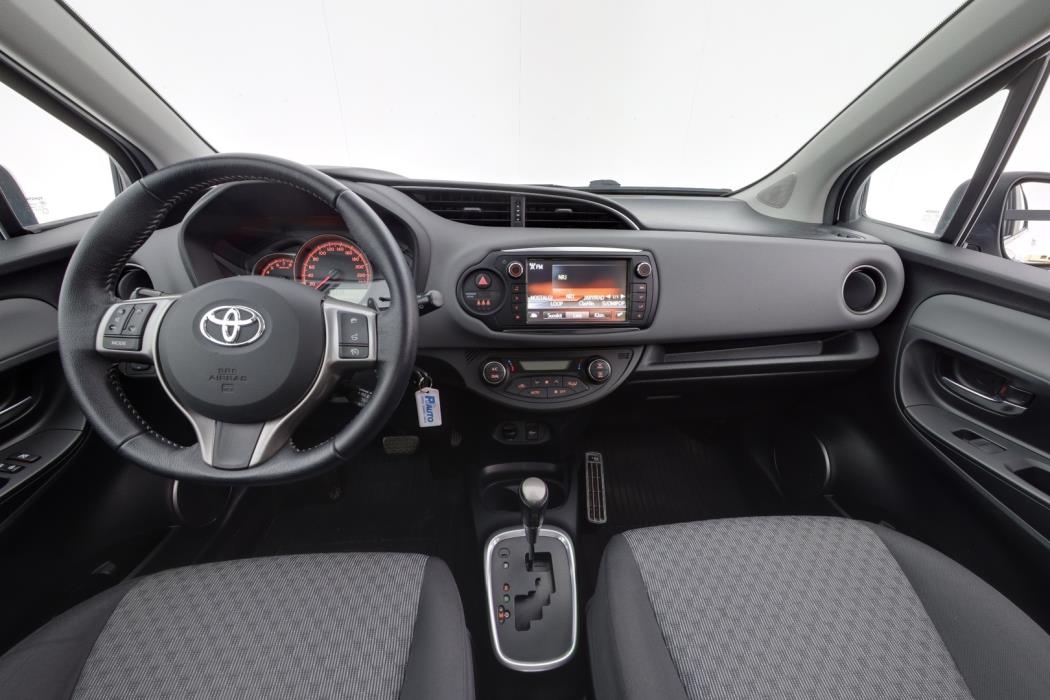 TOYOTA Yaris 2015