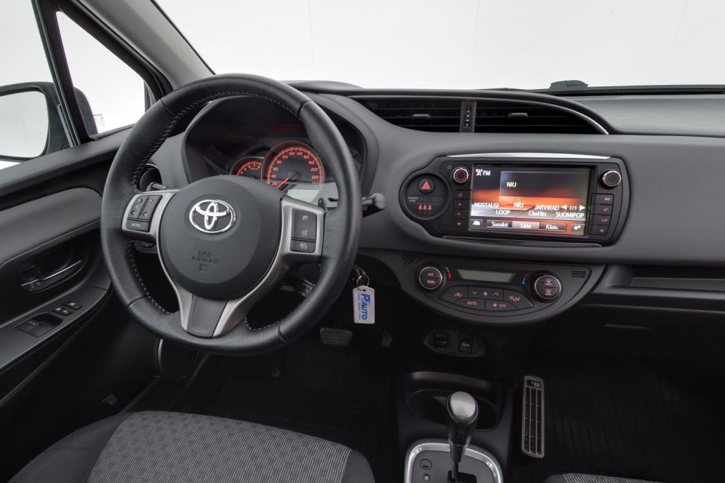TOYOTA Yaris 2015
