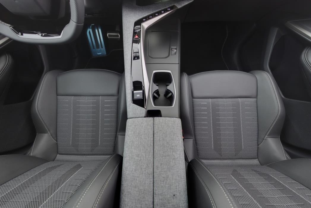 PEUGEOT E-3008 2026