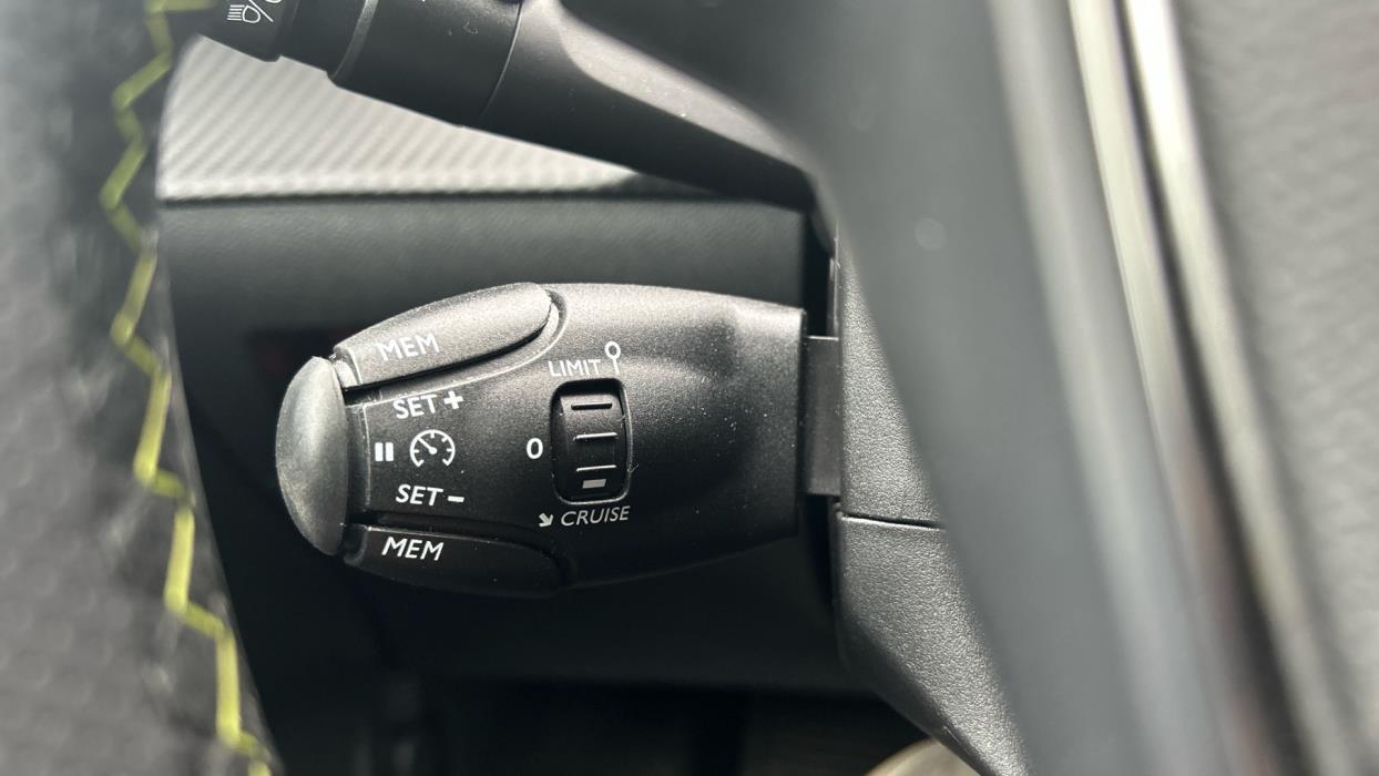 PEUGEOT e-208 2023