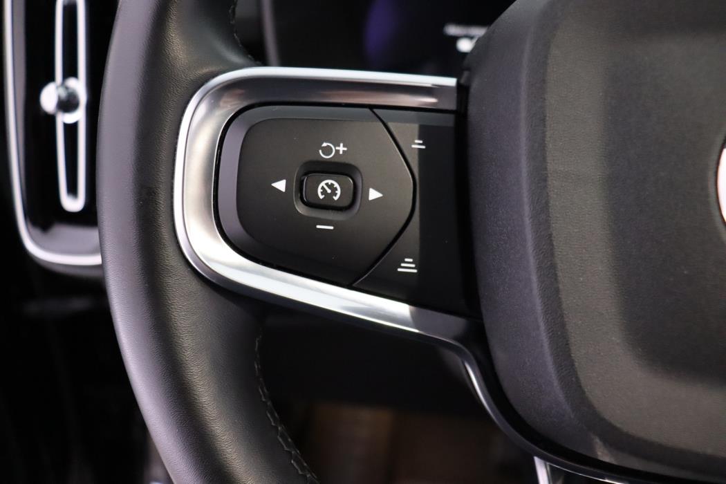 VOLVO XC40 2023