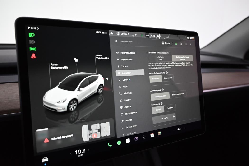 TESLA Model Y 2024
