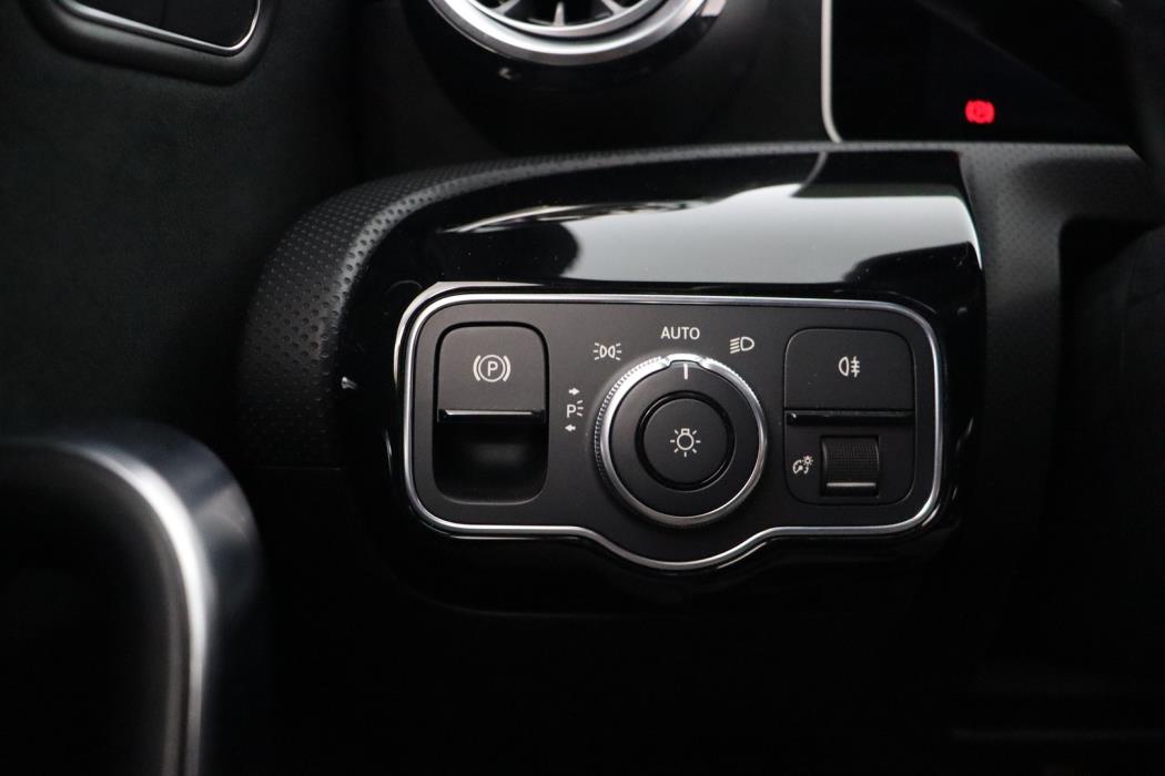 MERCEDES-BENZ A 2020