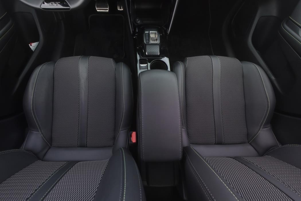 PEUGEOT e-208 2025
