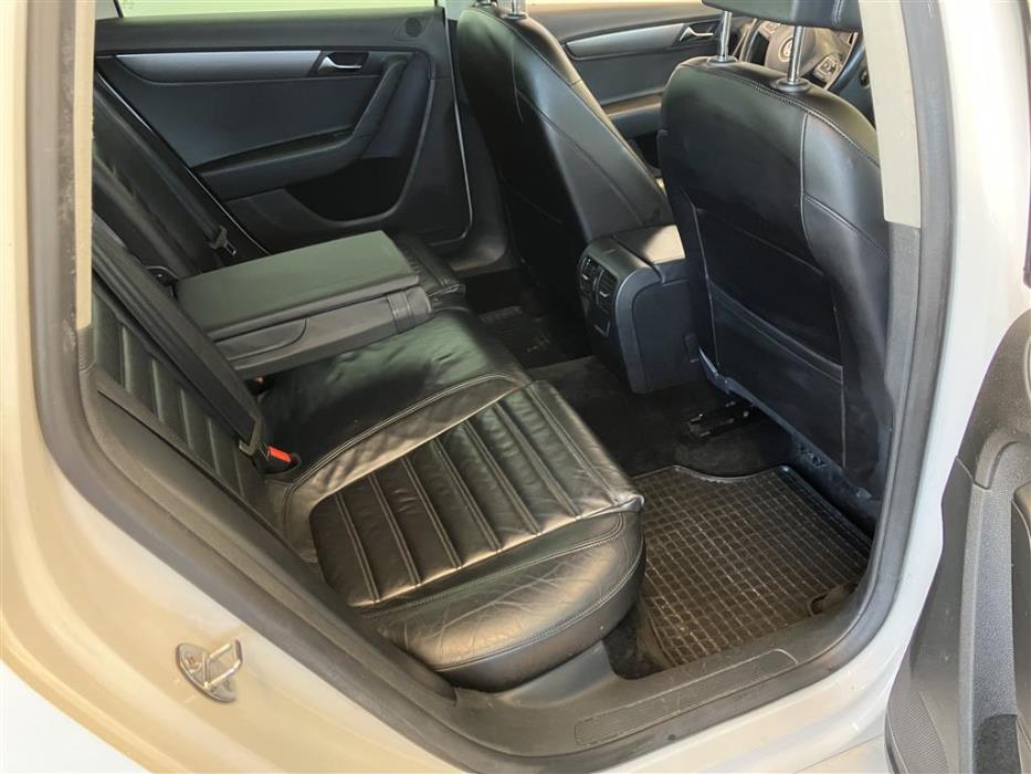 VOLKSWAGEN Passat 2011