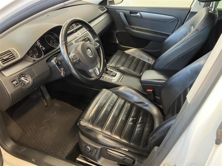 VOLKSWAGEN Passat 2011