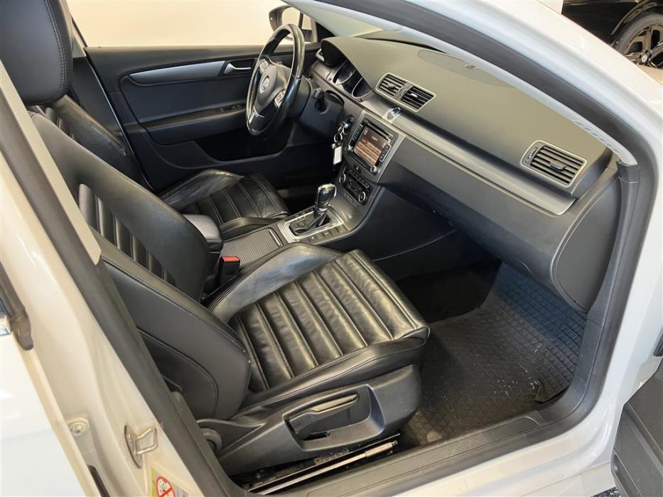 VOLKSWAGEN Passat 2011