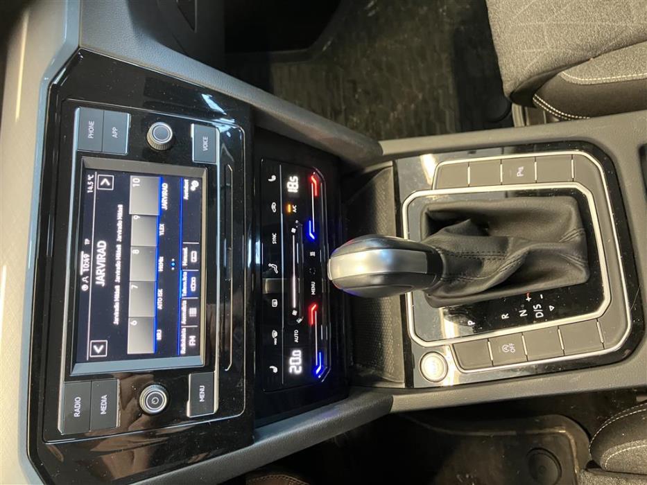 VOLKSWAGEN Passat 2023