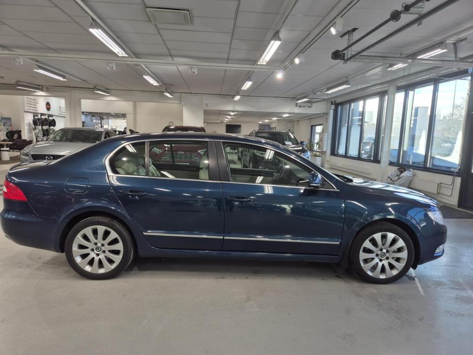 SKODA Superb 2011