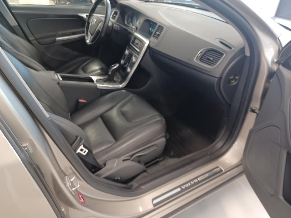 VOLVO V60 2015